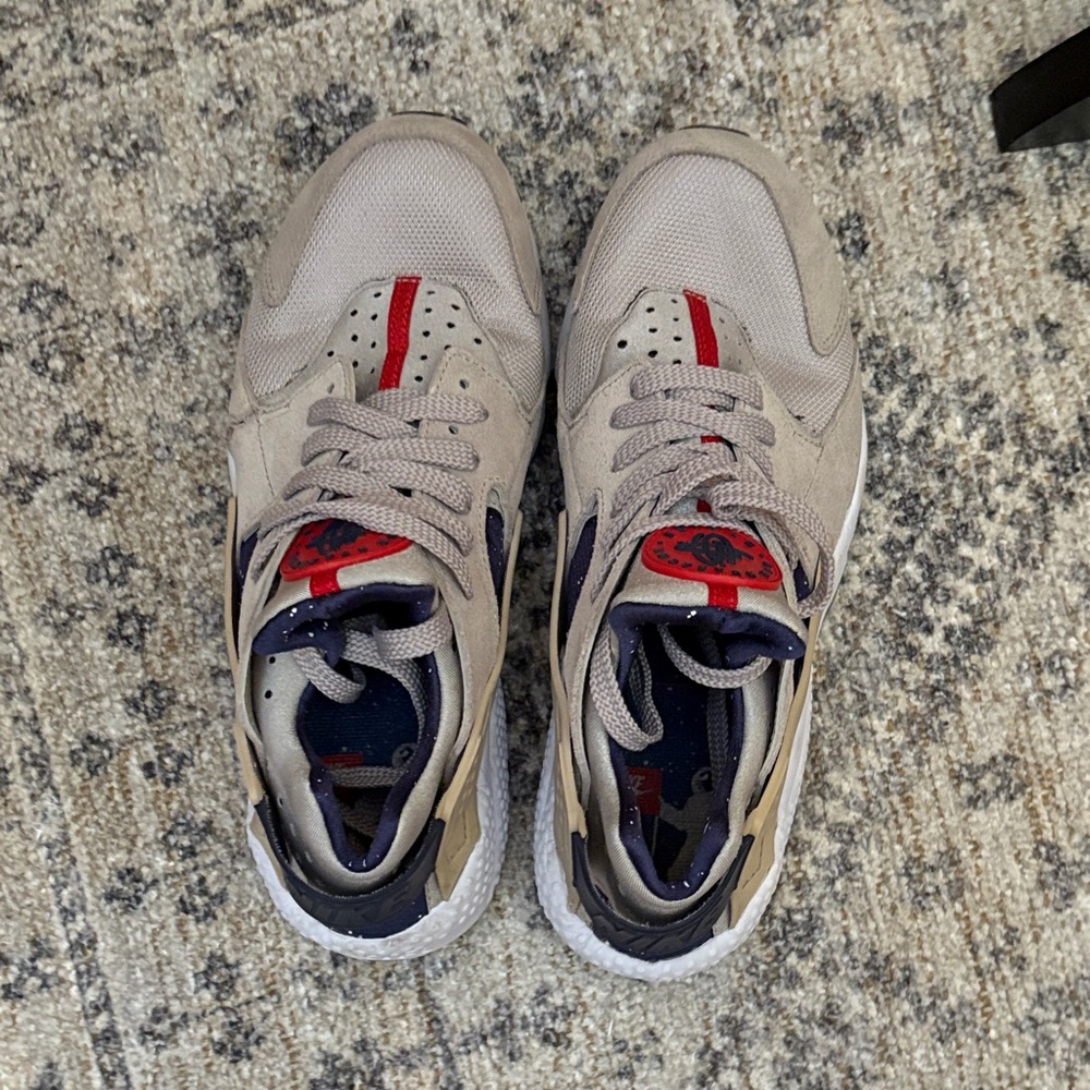 Nike‎ Air Huaracne Men's Beige and Navy Sneakers